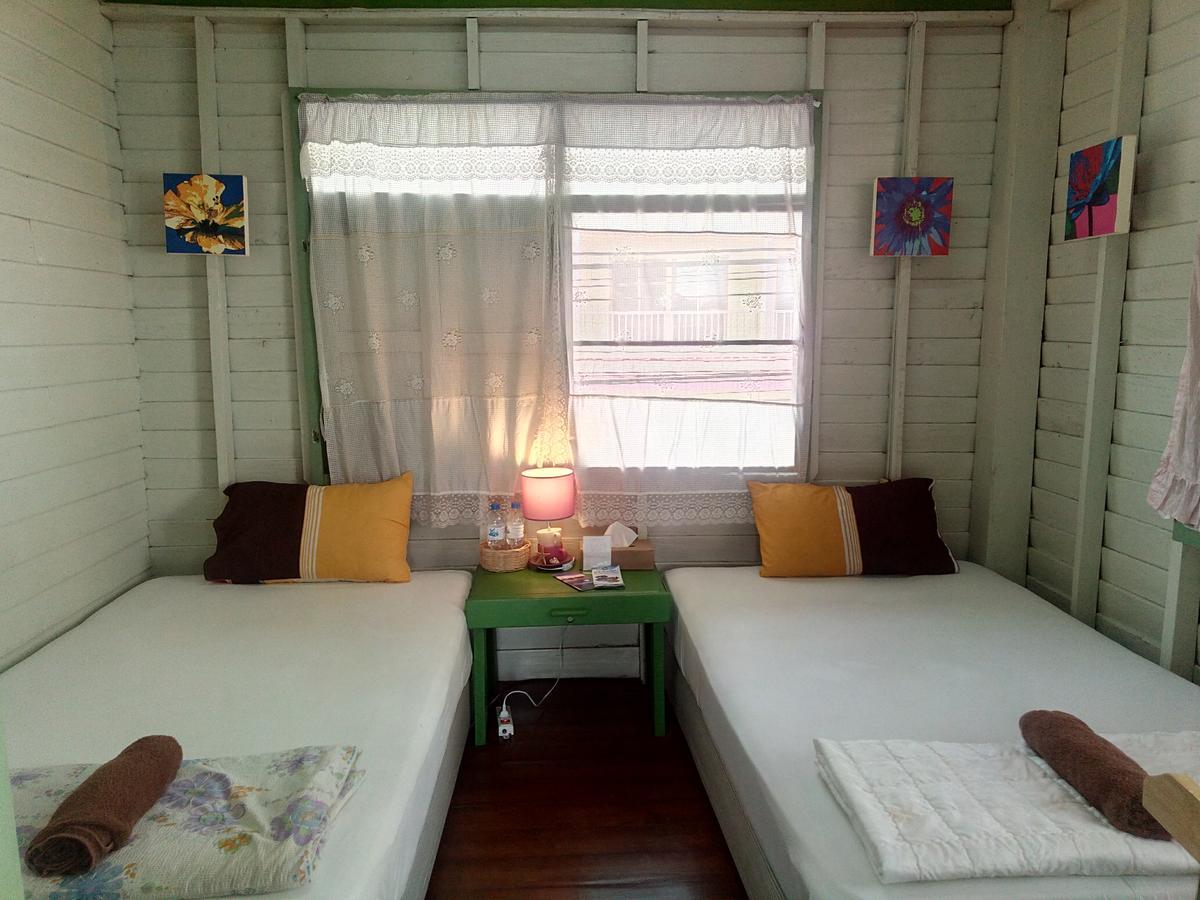 Baan Klang Soi Hotel Прачуап Кири Кан Екстериор снимка